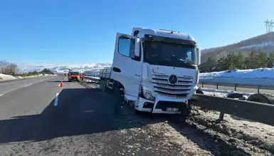 Otoyolda TIR Kazası: Bariyerlere Çarpan TIR Trafiği Kesti