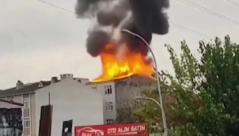 Apartman Çatısında Yangın: Korku ve Paniğe Neden Oldu!