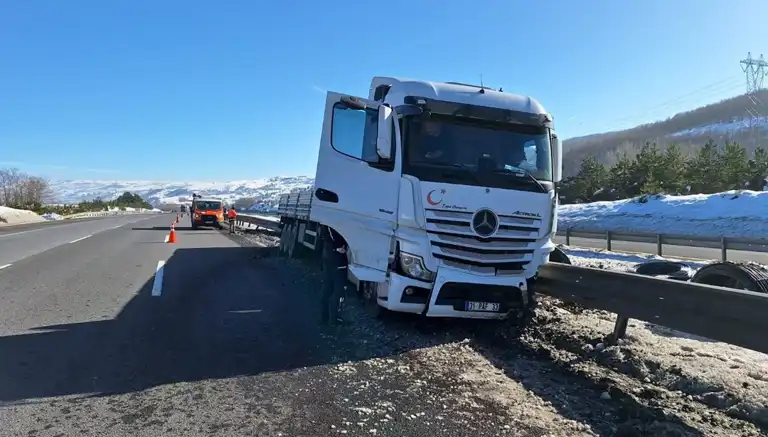 Otoyolda TIR Kazası: Bariyerlere Çarpan TIR Trafiği Kesti